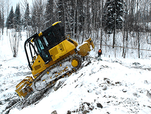 The H5C rescue or Hi-P winch can be readily installed on any non winch-ready D51-22 dozer, whether bare-back or with ripper hydraulics.
