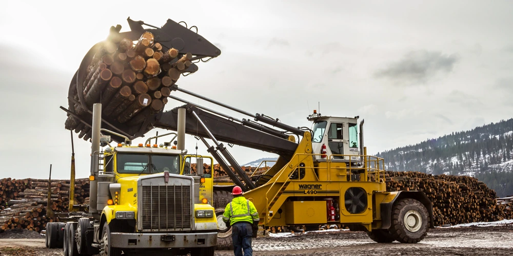 Wagner L490 removing a load from a log truck